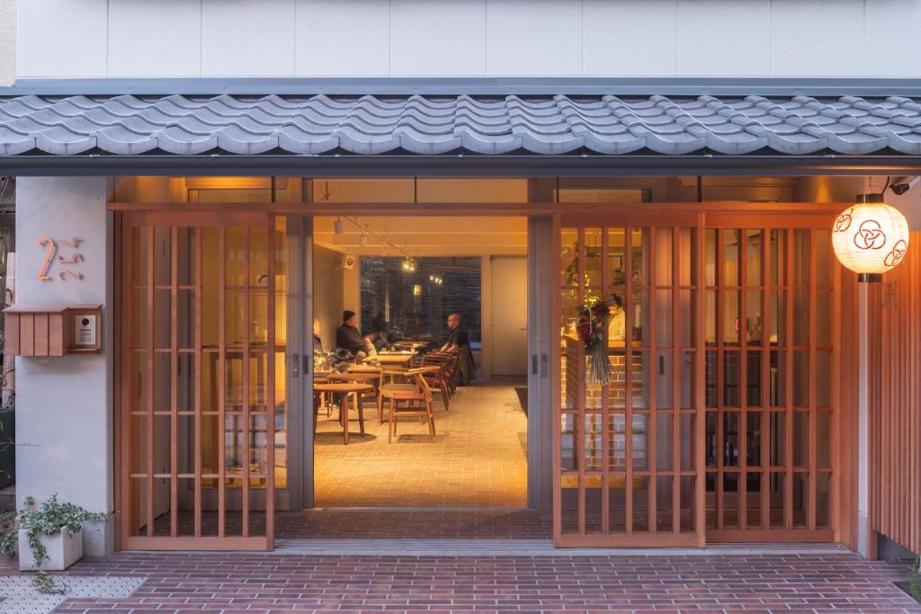 una entrada a un restaurante con mesas y sillas en 2254, en Kioto