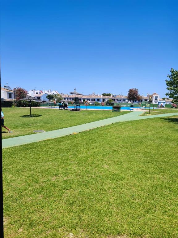 park z zielonym trawnikiem i chodnikiem w obiekcie VG UN POQUITO DE TI w mieście El Puerto de Santa María