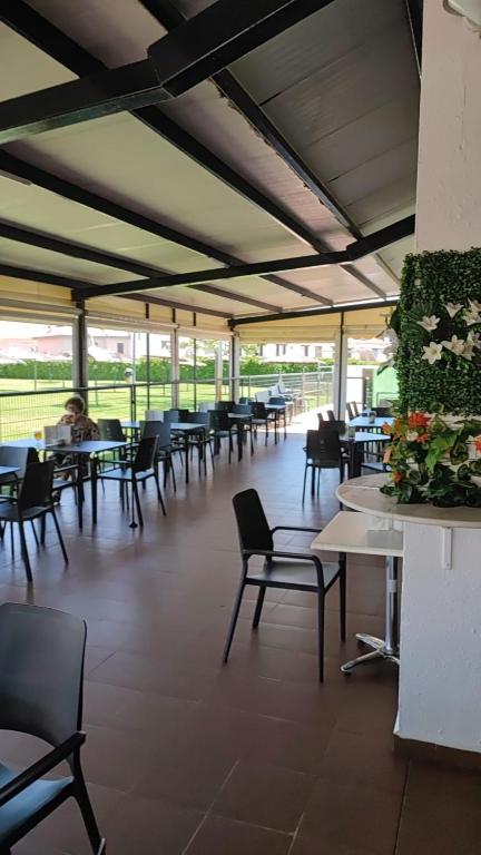 restauracja ze stołami i krzesłami oraz ludzie siedzący przy stołach w obiekcie VG UN POQUITO DE TI w mieście El Puerto de Santa María