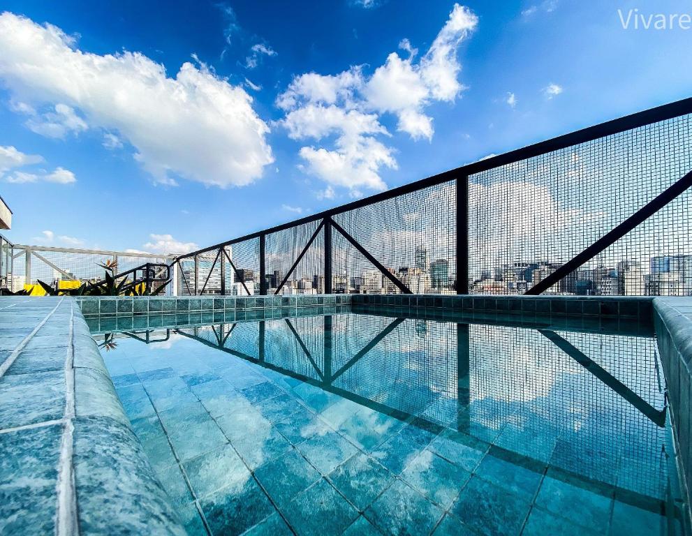 een zwembad op het dak van een gebouw met uitzicht bij Paradise Frei Caneca in Sao Paulo