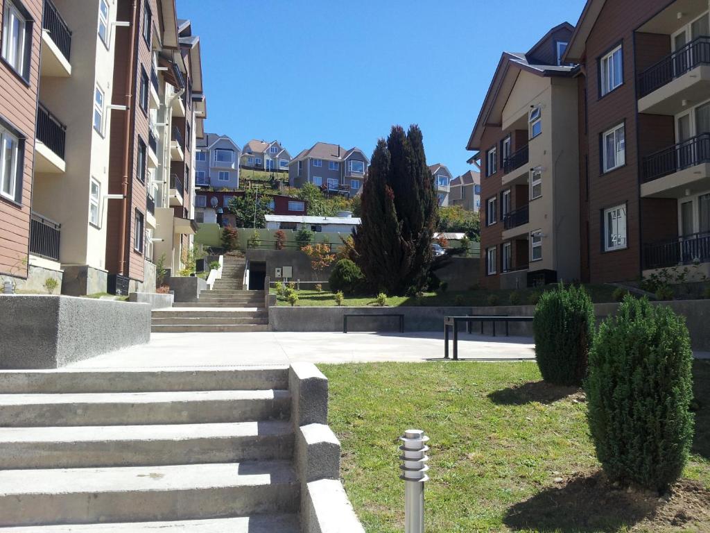 um grupo de edifícios e escadas num pátio em Decher Apartment - Puerto Varas em Puerto Varas