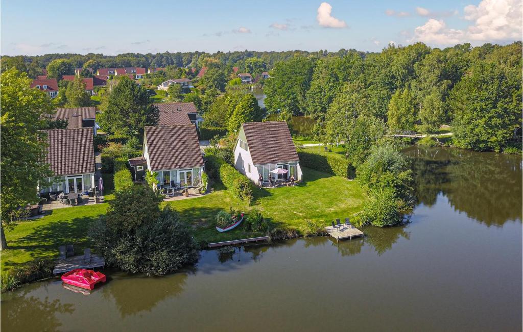 una vista aérea de una casa en una isla en el agua en Beautiful Home In Vlagtwedde With House Sea View, en Vlagtwedde