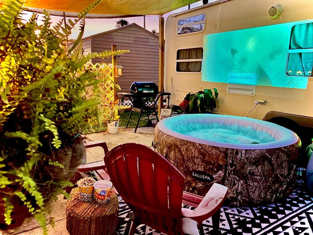 Camper with Private Jacuzzi & outdoor movie in RV resort, Arcadia, FL