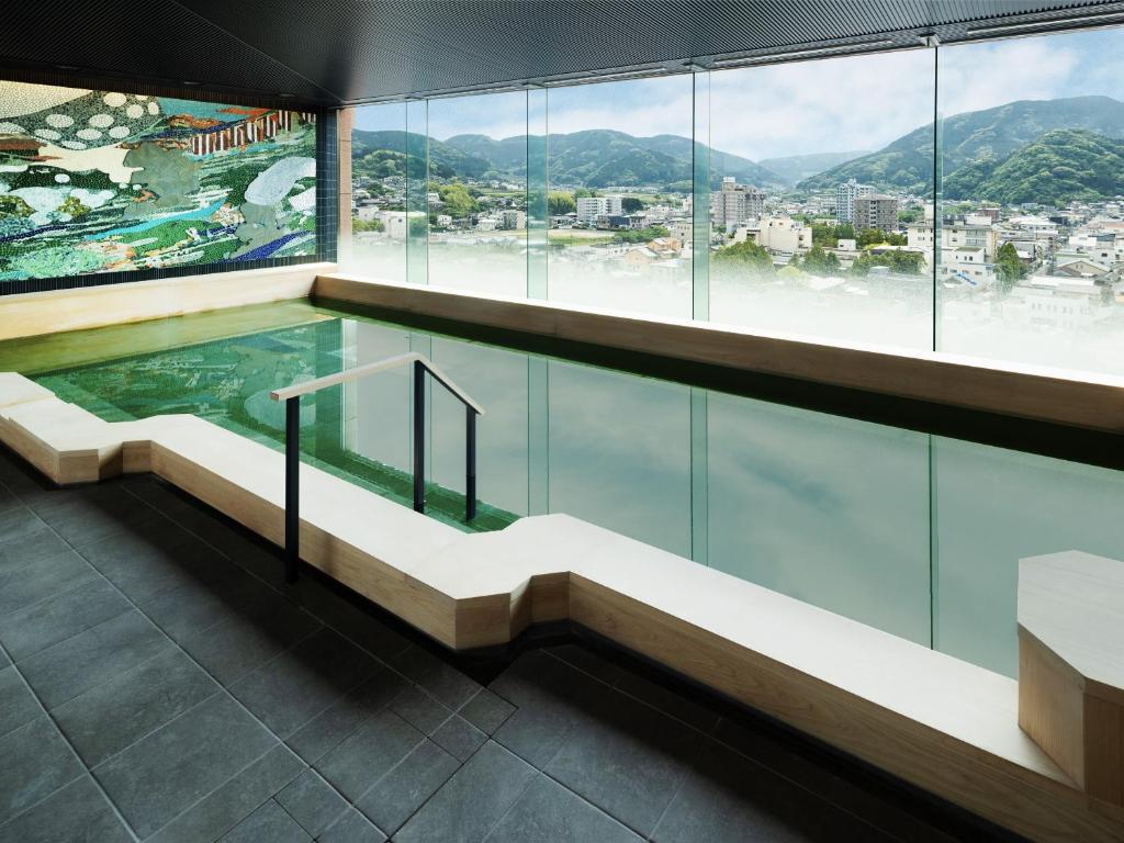 - une piscine dans un bâtiment avec vue dans l'établissement Hotel Sakura Ureshino, à Ureshino