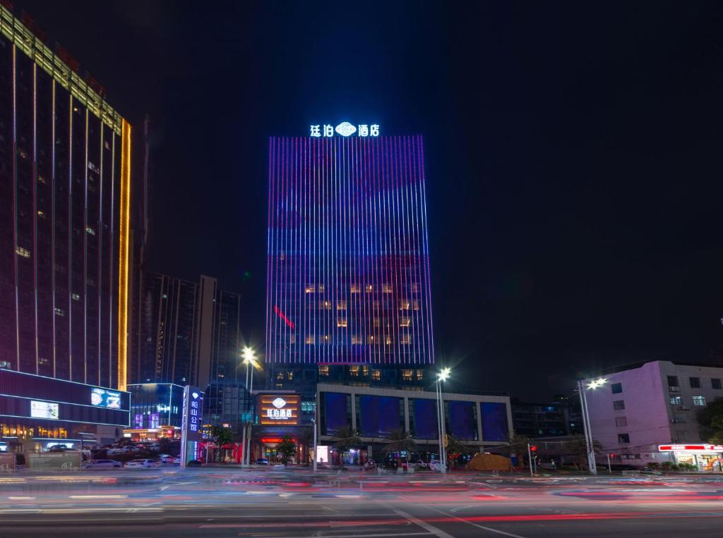 un bâtiment éclairé dans une ville la nuit dans l'établissement Till Bright Hotel, Hengyang Chuanshan Avenue, à Hengyang