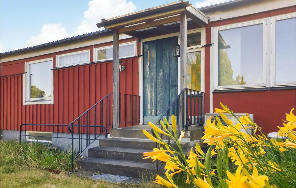 コスタにあるAmazing Home In Kosta With Wifiの赤い扉と花の赤い家