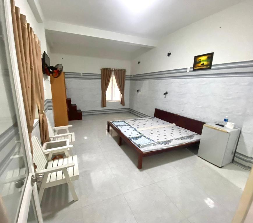 Giường trong phòng chung tại Kim Long Hotel