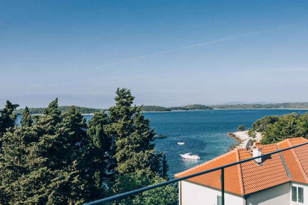 een uitzicht op een meer vanuit een huis bij Pharia Hotel and Apartments - by the beach in Hvar
