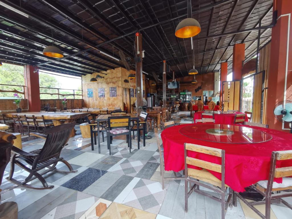 Un restaurante u otro lugar para comer en Panda Guest House