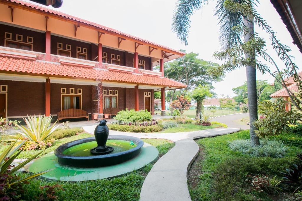 a bird fountain in front of a building at OYO 1667 Edotel Smkn 1 Pacet Syariah in Puncak