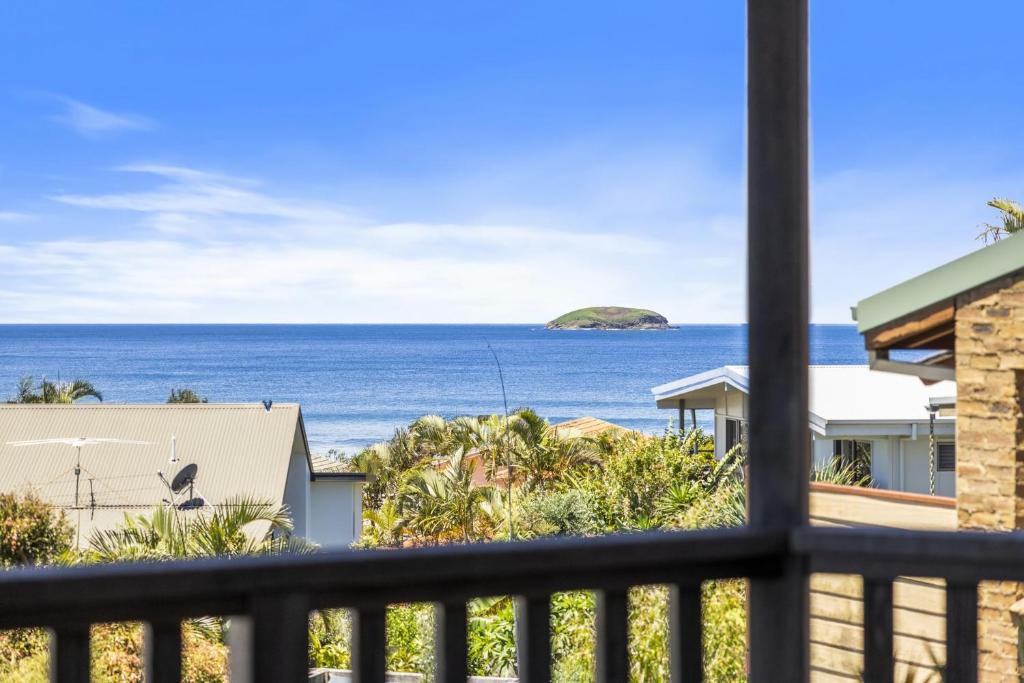 - Balcón con vistas al océano en Emerald on the Beach House, en Emerald Beach