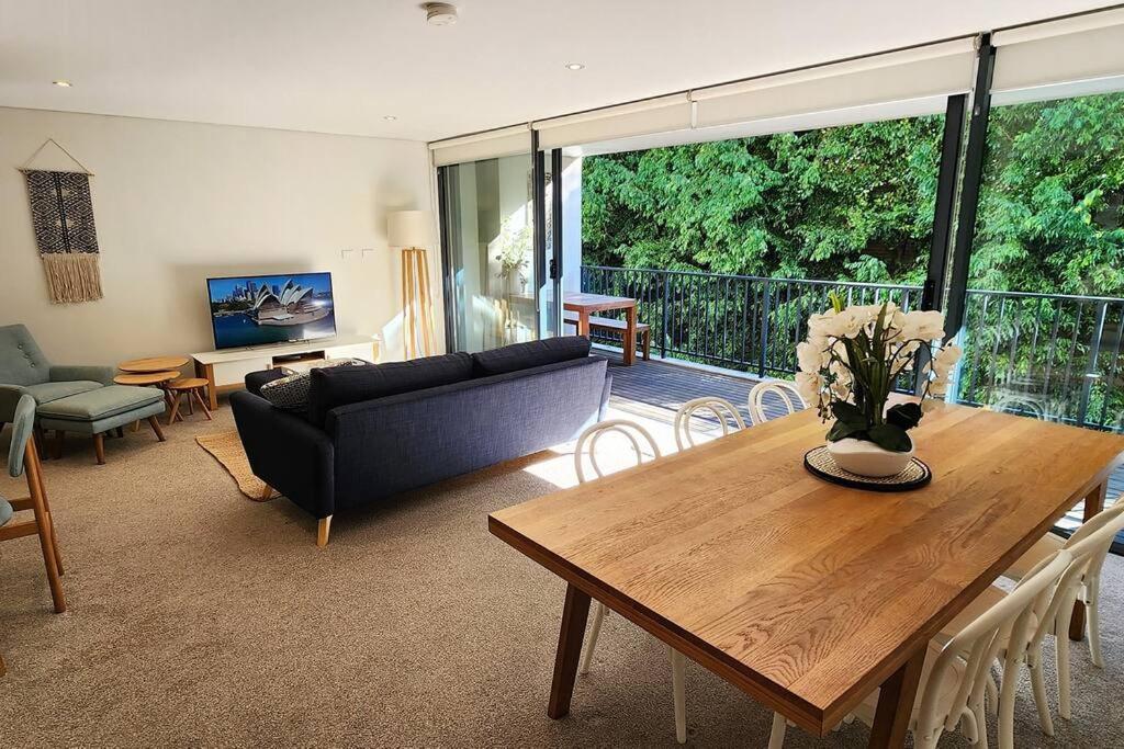 雪梨的住宿－Stylish parkside retreat，客厅配有沙发和桌子