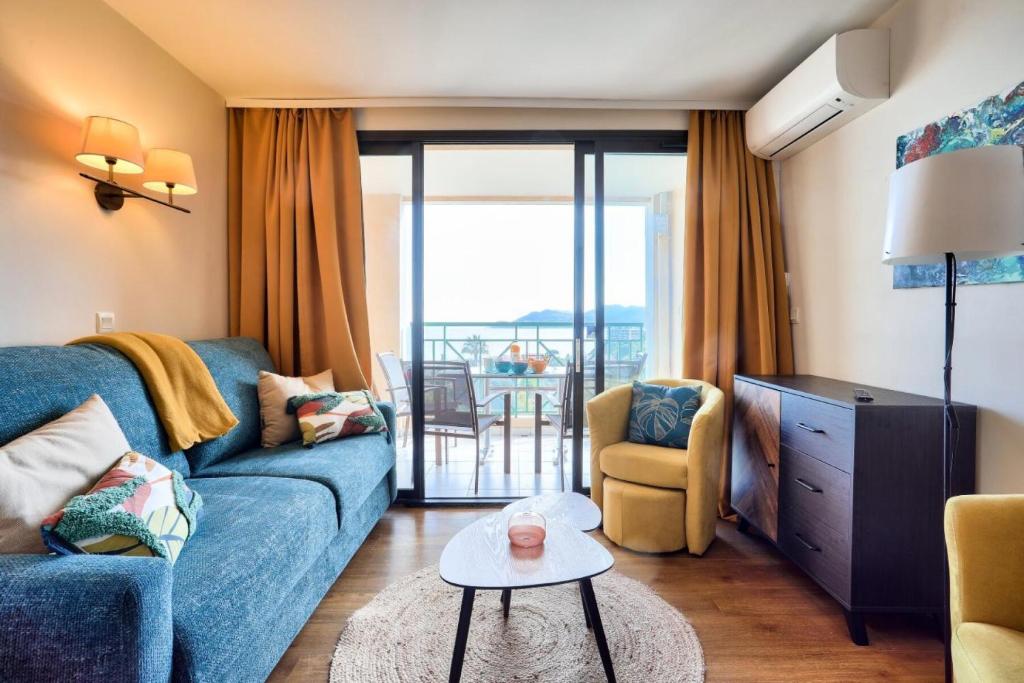 un salon avec un canapé et une table dans l'établissement Résidence Cannes Villa Francia - maeva Home - Appartement vue mer 3 pièces 6 personnes - Prestige MAE-9674, à Cannes