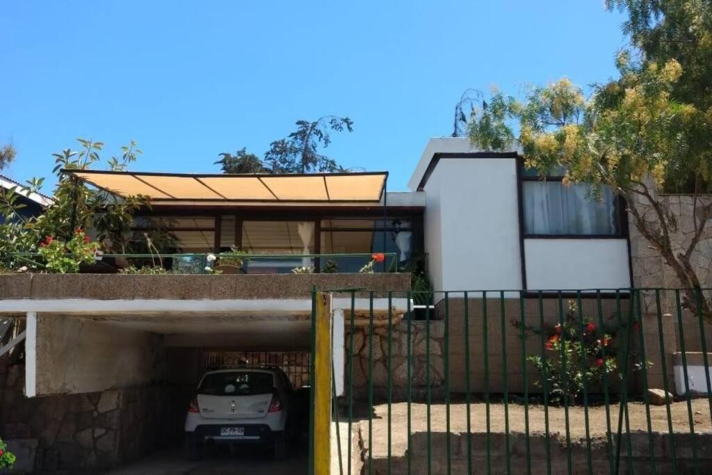 une maison avec une voiture garée à l'intérieur d'un garage dans l'établissement Casa en la península de Tongoy, à Tongoy