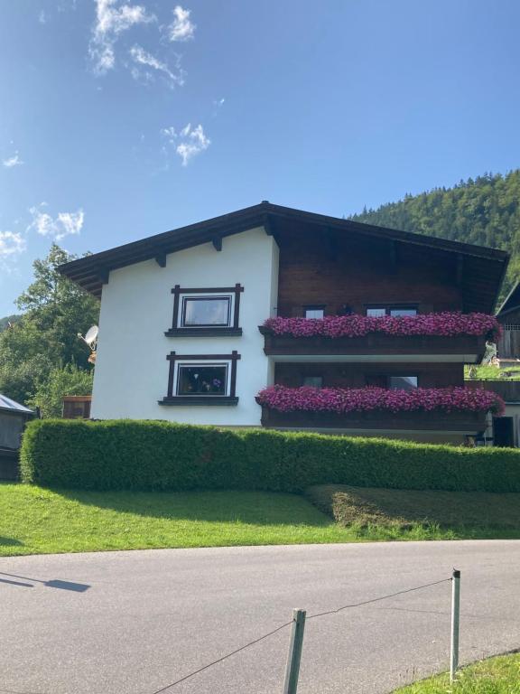 ein Haus mit Blumen auf der Seite in der Unterkunft Haus Stofleth in Tschagguns