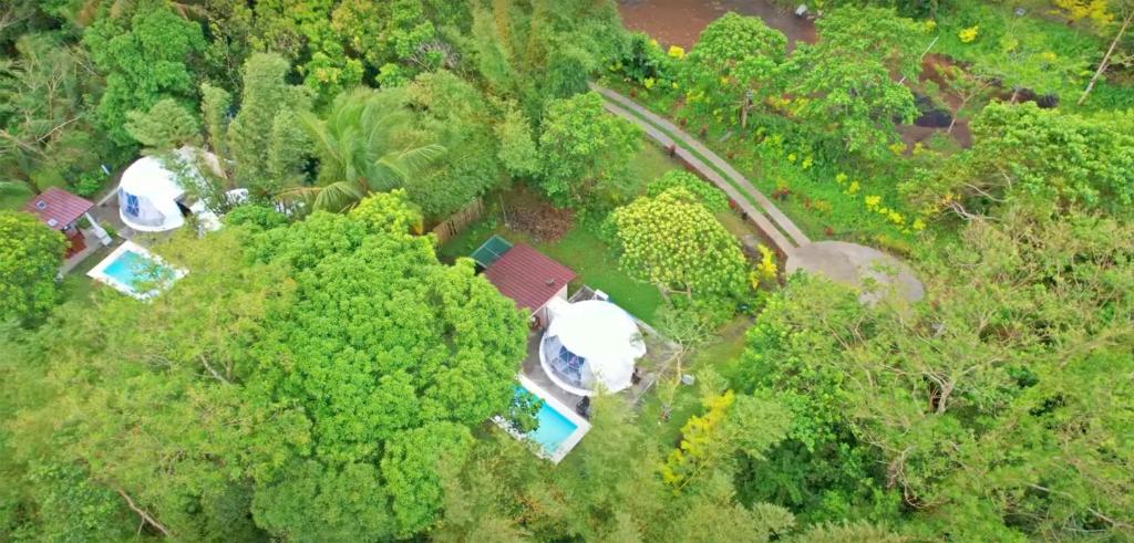 una vista aérea de una casa en el bosque en Shanti Wellness Sanctuary, en Lemery