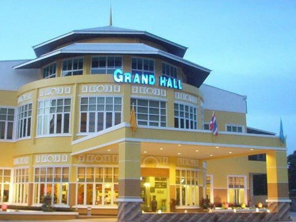 那空沙旺的住宿－Grand Hill Resort and Spa，一座黄色的大建筑,上面有标志