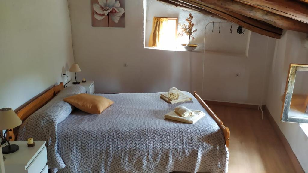 um quarto com uma cama com duas toalhas em MONTEPERDIDO em Linares de la Sierra