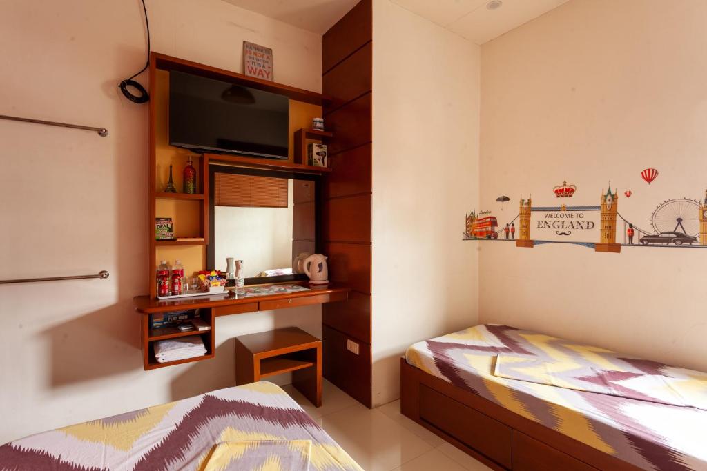 a small bedroom with a bed and a sink at TERRA: Grove area, 2 min walk to UPLB Gate in Los Baños