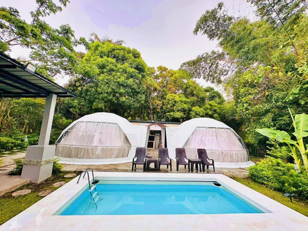Bazén v ubytování Shanti Wellness Sanctuary nebo v jeho okolí