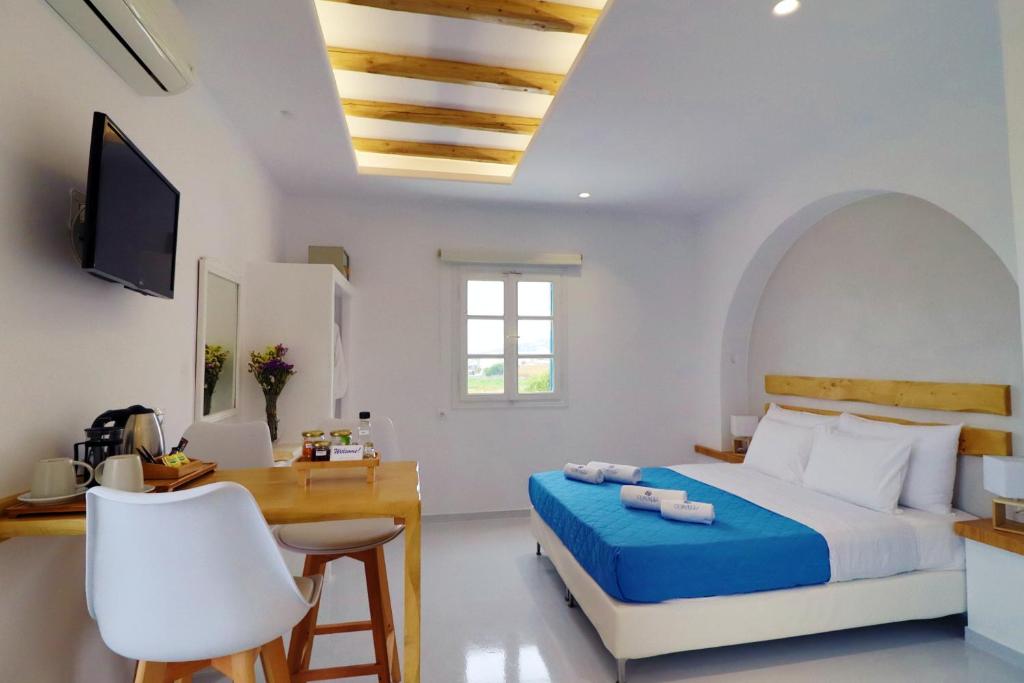 una camera con letto, scrivania e computer di Coralli Beach Apartments a Mikri Vigla