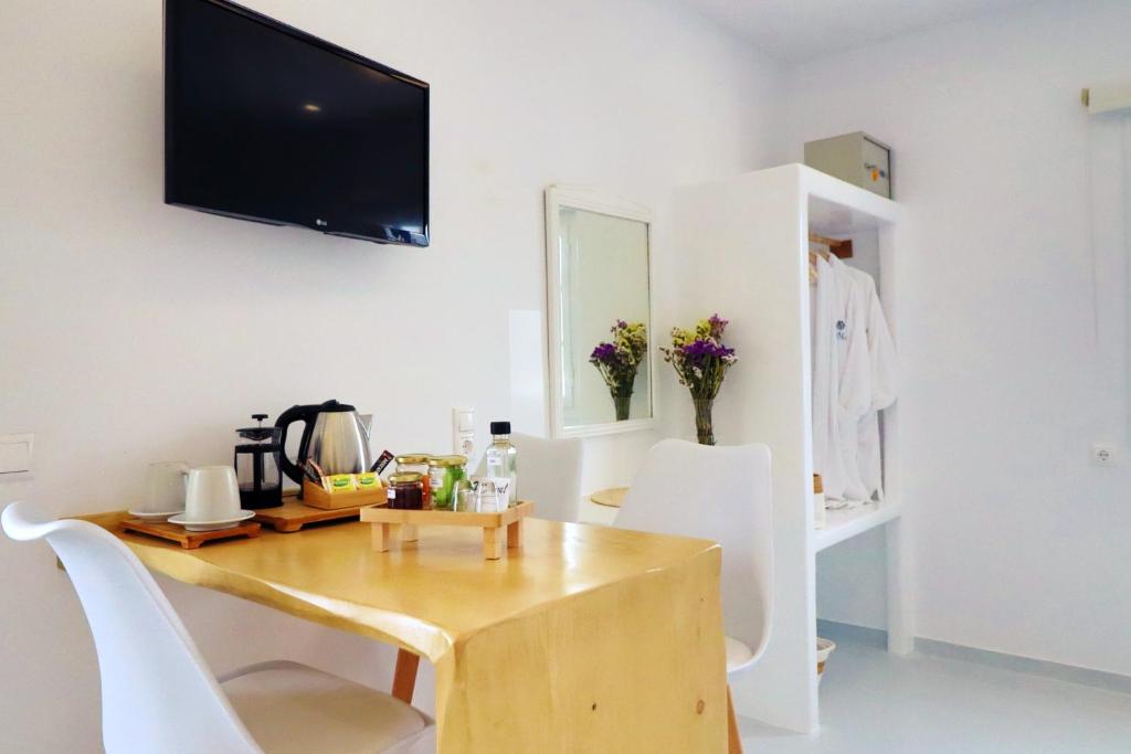 TV a/nebo společenská místnost v ubytování Coralli Beach Apartments