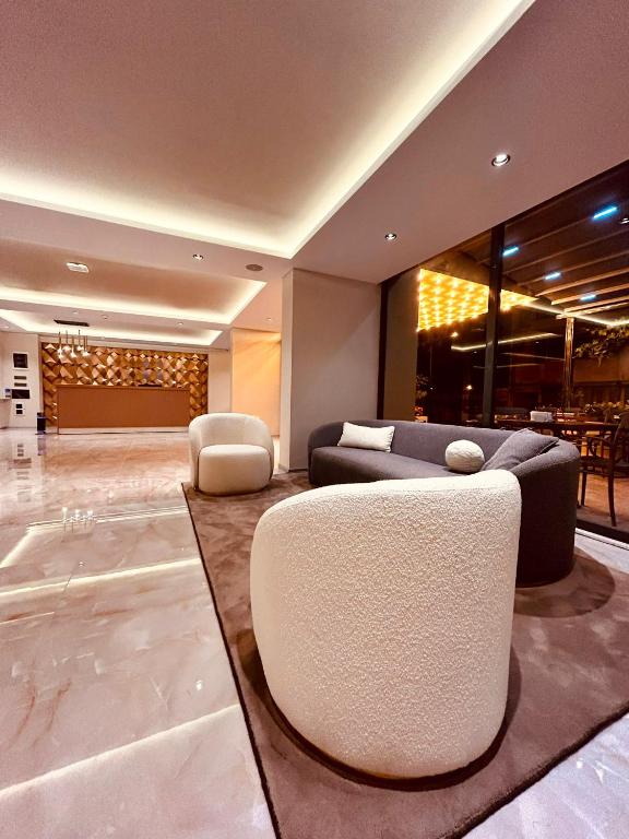 uma sala de estar com um sofá e duas cadeiras em FİFTY5 SUİTE HOTEL em Marmaris