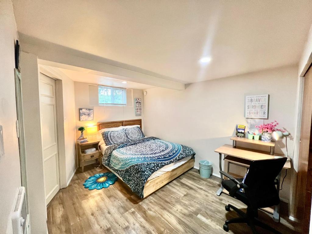 - une chambre avec un lit et un bureau dans l'établissement Private Room with Shared Bathroom on a Lower Level of a Big and Peaceful House, à Seattle