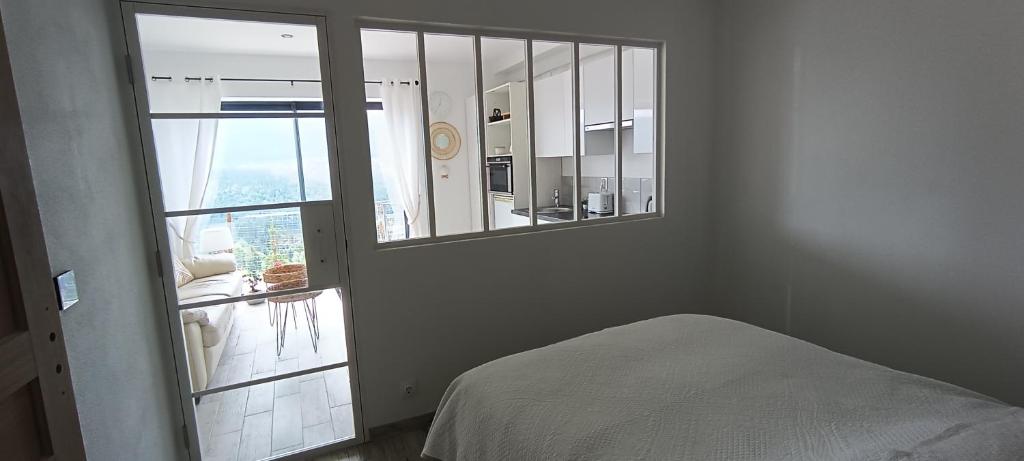 1 dormitorio con cama y ventana grande en Studio 2 Cabana de pe Stanca, en Colibiţa