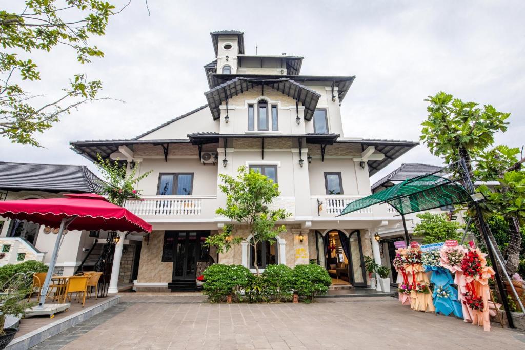 a building with a tower on top of it at IRIS HILL VILLA in Thôn Dương Xuân Hạ