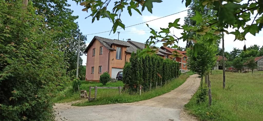 uma estrada de terra em frente a uma casa em Vila Brdjanka em Šipovo