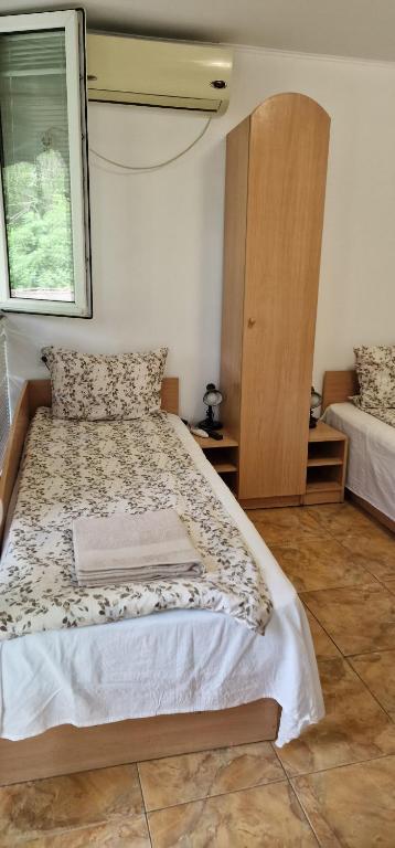 a bedroom with a bed and a window at Guest House Selin in Veliko Tŭrnovo