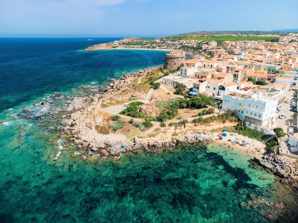 uma vista aérea de uma aldeia na praia em Relais La Ghinghetta em Portoscuso