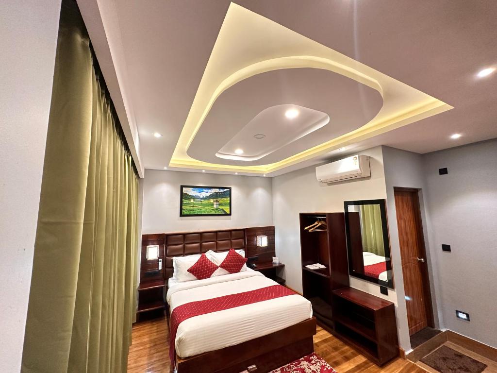 een slaapkamer met een bed in een kamer bij NUMINOUS HOTEL in Thimphu