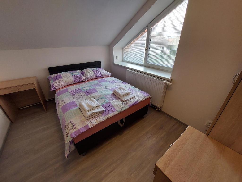 Postel nebo postele na pokoji v ubytování Penzion Strachotín