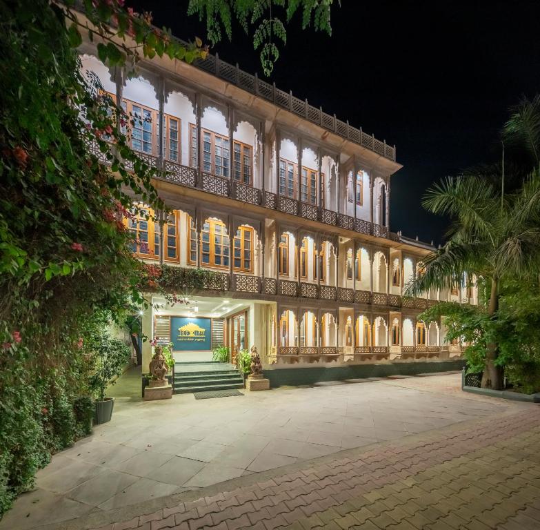 un gran edificio con patio por la noche en Hotel Ranthambore Regency, en Sawāi Mādhopur