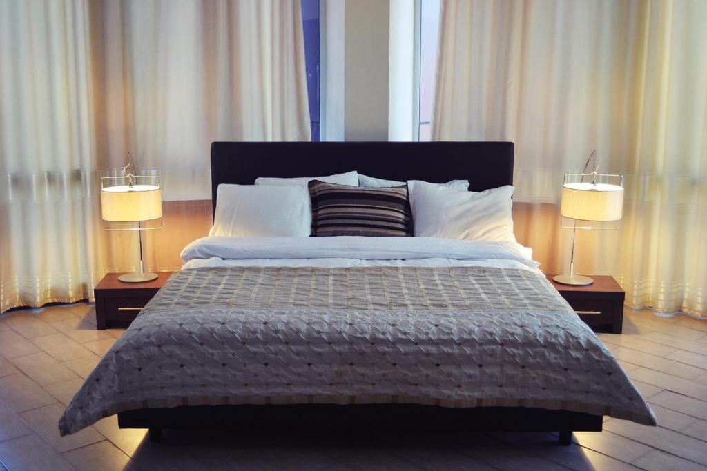イルクーツクにあるGreen Hotelのベッドルーム1室(大型ベッド1台、ランプ2つ付)