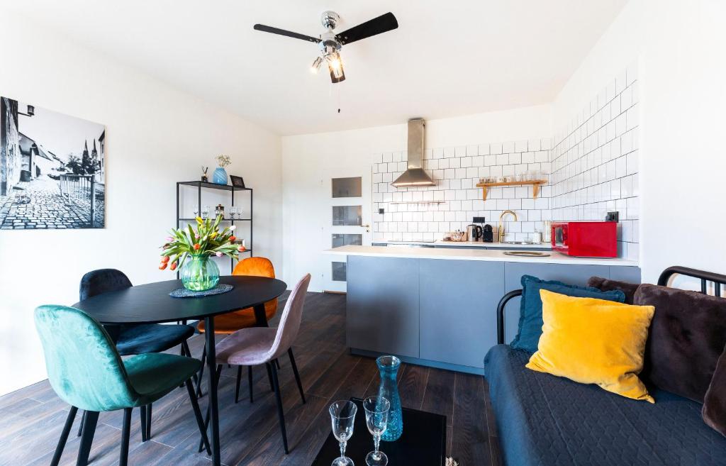 een woonkamer en een keuken met een bank en een tafel bij Silvie Apartments - Masaryk in Olomouc
