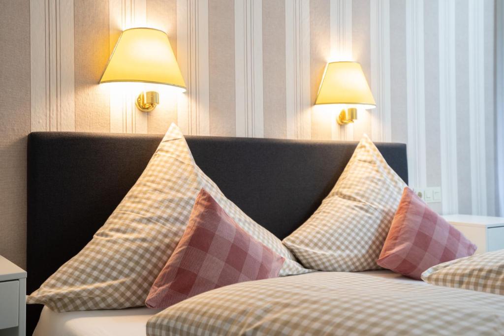 Postel nebo postele na pokoji v ubytování Hotel Suggenbad