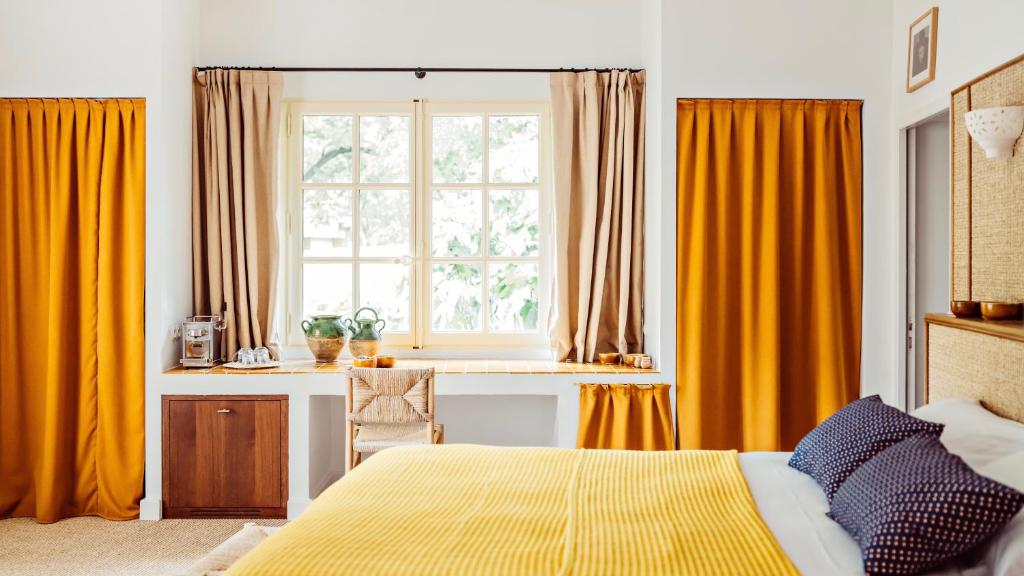 Postel nebo postele na pokoji v ubytování Le Moulin, Lourmarin, a Beaumier Hotel