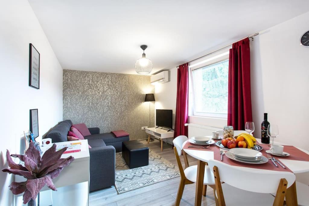 une cuisine et un salon avec une table et un canapé dans l'établissement Ljubljana sLOVEnia + FREEparking & Bikes, à Ljubljana