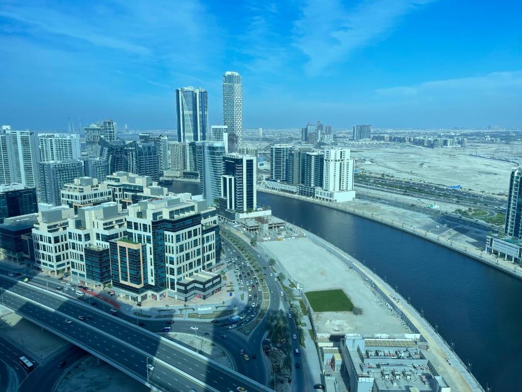 Nespecifikovaný výhled na destinaci Dubaj nebo výhled na město při pohledu z apartmánu