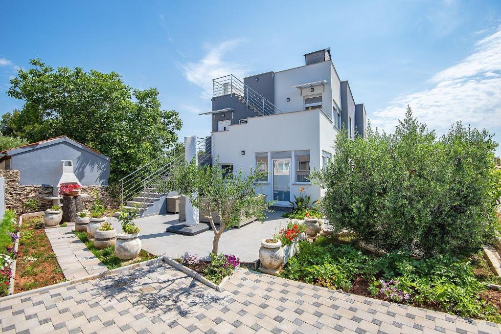 Große Dachterrasse mit Meerblick