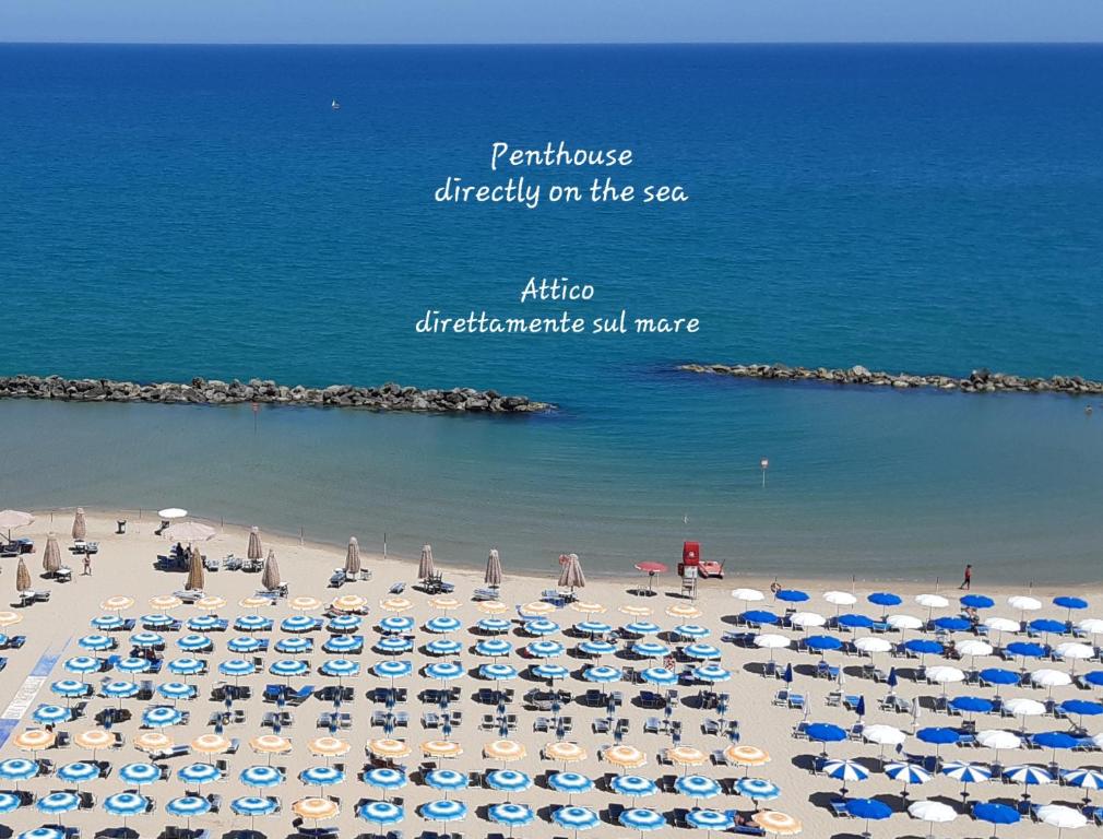 蒙特西爾瓦諾的住宿－La Terrazza sul Mare，海滩上有很多遮阳伞和海洋