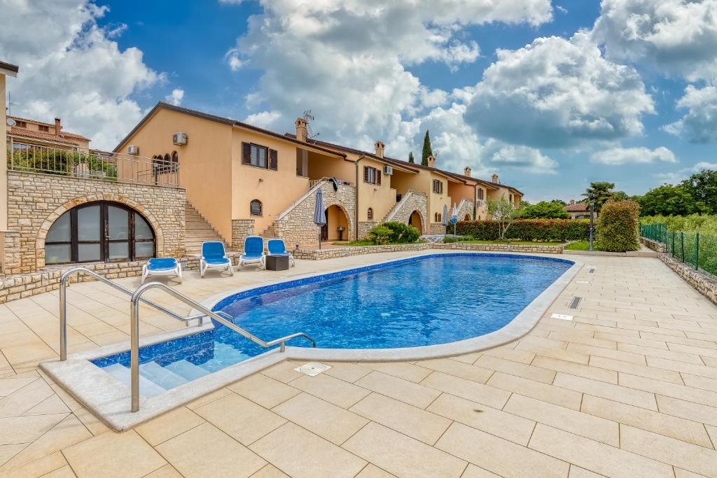een huis met een zwembad voor een gebouw bij Pool House Kristina near Poreč - Happy Rentals in Labinci