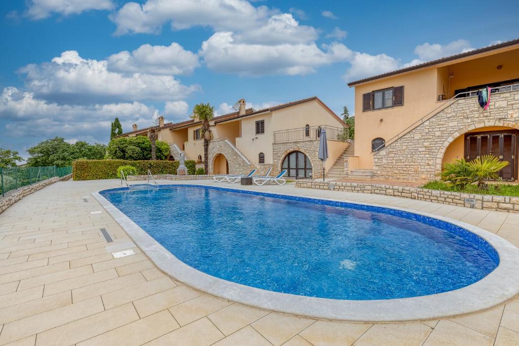 basen przed domem w obiekcie Pool House Kristina near Poreč - Happy Rentals w mieście Labinci