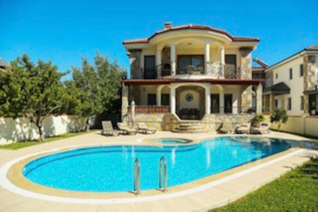 Bazén v ubytování Stunning Villa Ahmet in Dalyan nebo v jeho okolí