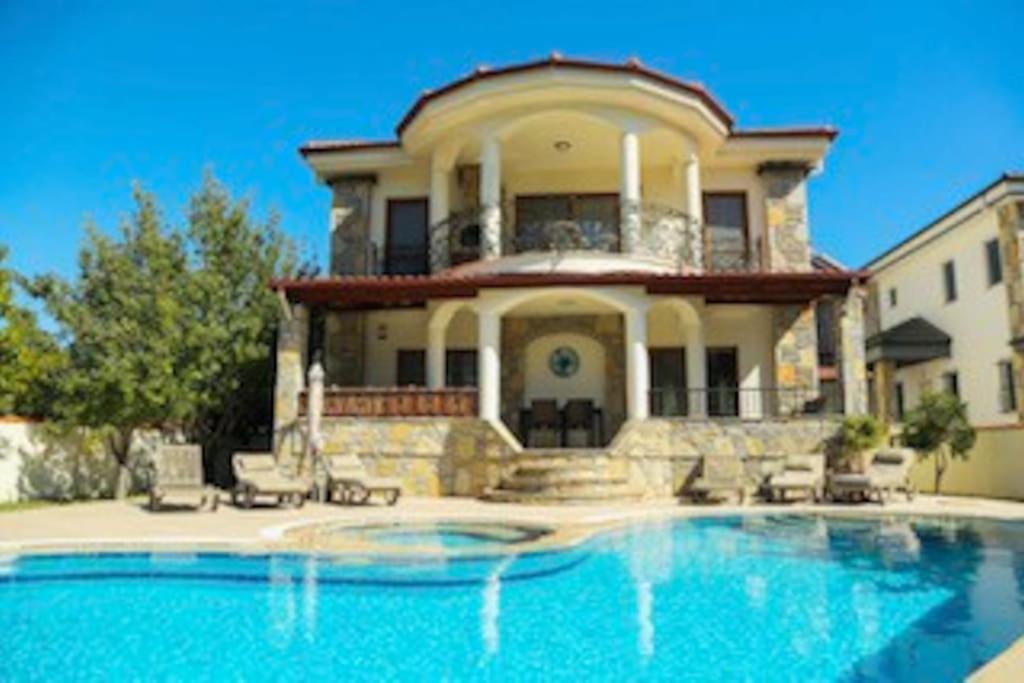 Bazén v ubytování Stunning Villa Ahmet in Dalyan nebo v jeho okolí