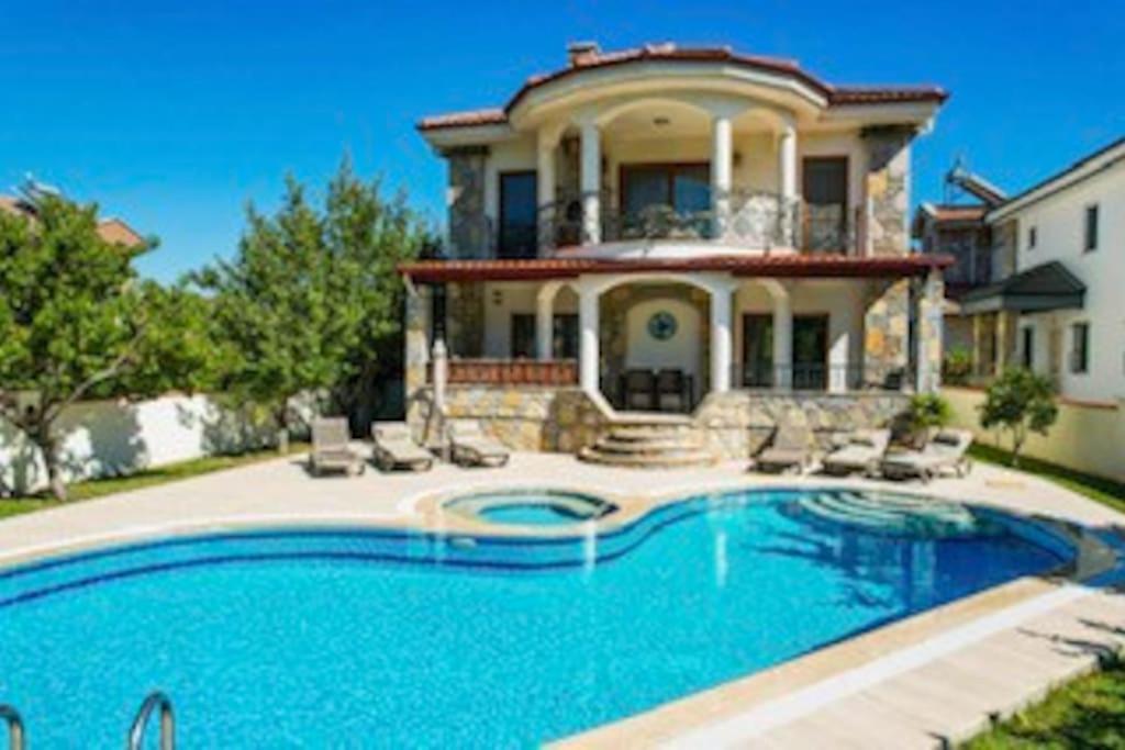 Bazén v ubytování Stunning Villa Ahmet in Dalyan nebo v jeho okolí