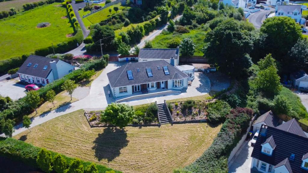 een luchtzicht op een groot huis met een tuin bij Coastal View House in Buncrana